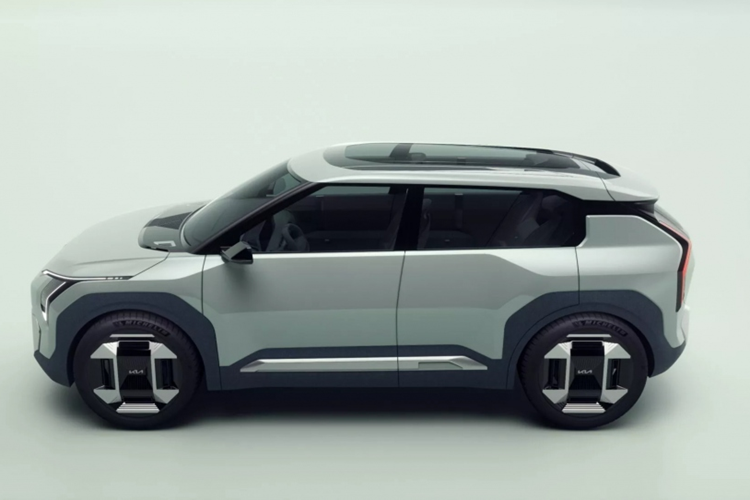 Để giảm giá thành, Kia EV3 sẽ dùng công nghệ sạc nhanh 400V thay vì 800V như EV6 và EV9. Giá bán của Kia EV3 hiện vẫn chưa được hé lộ.