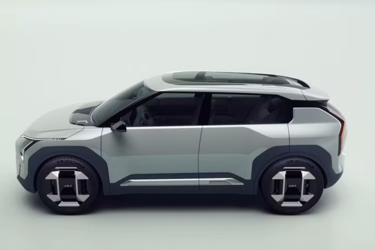 Để giảm giá thành, Kia EV3 sẽ dùng công nghệ sạc nhanh 400V thay vì 800V như EV6 và EV9. Giá bán của Kia EV3 hiện vẫn chưa được hé lộ.