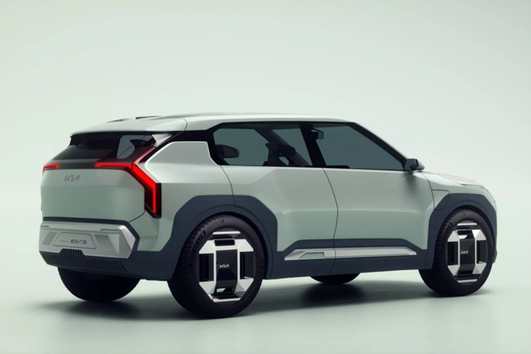 Tuy nhiên, theo dự đoán của giới báo chí, mức giá xe Kia EV3 2024 sẽ được bán từ khoảng 30.000 USD (tương đương khoảng 727,7 triệu đồng) ở thị trường Mỹ. Hãng Kia khẳng định EV3 sẽ bắt đầu được bán ra thị trường vào cuối năm nay sau sự kiện ra mắt.