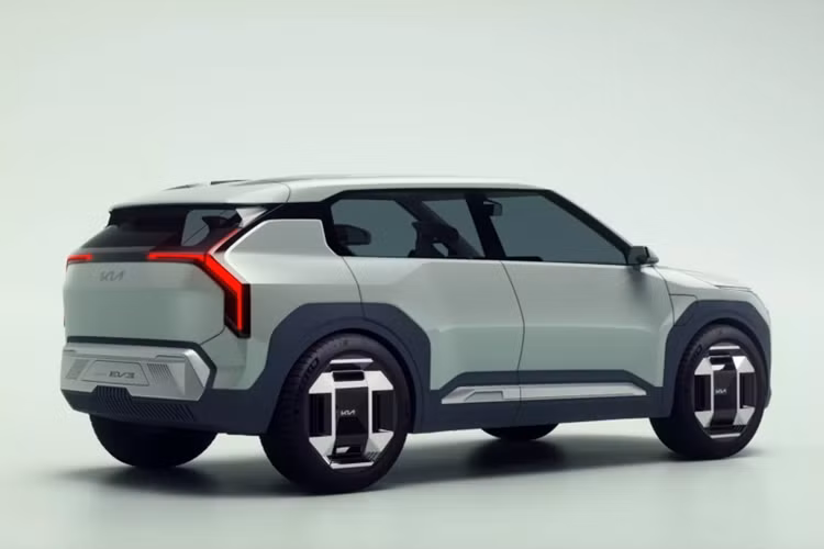 Tuy nhiên, theo dự đoán của giới báo chí, mức giá xe Kia EV3 2024 sẽ được bán từ khoảng 30.000 USD (tương đương khoảng 727,7 triệu đồng) ở thị trường Mỹ. Hãng Kia khẳng định EV3 sẽ bắt đầu được bán ra thị trường vào cuối năm nay sau sự kiện ra mắt.