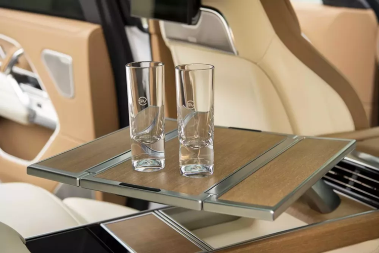 Chủ đề thiết kế SV Serenity mới tôn lên tính xa hoa trên Range Rover Mới với các điểm nhấn ngoại thất màu đồng Corinthian và tùy chọn Cửa sổ trời cùng màu. Các bề mặt ngoại thất được mạ anthracite kết hợp cùng màu đen Graphite Atlas tạo nên sự thu hút và huyền bí cho chủ đề thiết kế SV Intrepid mới.