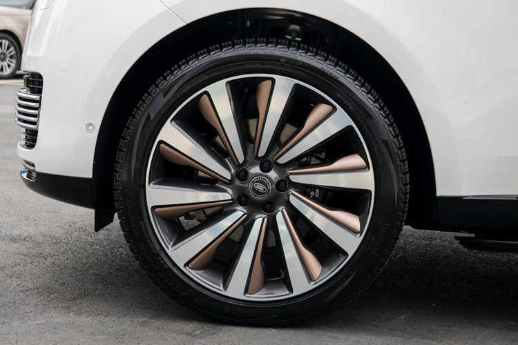 Về Range Rover SV, khi mua chiếc xe đắt tiền này thì mặc định bạn sẽ có 1 chiếc xe trục cơ sở dài, tùy chọn chỉ là bốn hoặc năm ghế, kết hợp với các gói thiết kế SV Serenity và SV Intrepid mới để mang đến sự lựa chọn chưa từng có.