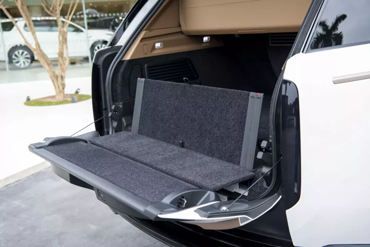 Và cuối cùng là hệ truyền động đa dạng, Range Rover SV tại Việt Nam sẽ có 2 trang bị động cơ vừa mạnh mẽ, tiên tiến và hiệu quả về nghĩa đen lẫn nghĩa bóng trong cách tính thuế.