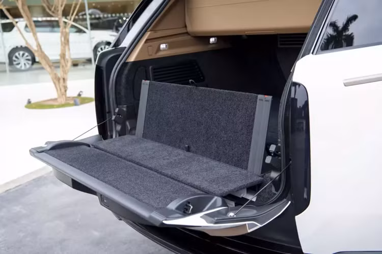 Và cuối cùng là hệ truyền động đa dạng, Range Rover SV tại Việt Nam sẽ có 2 trang bị động cơ vừa mạnh mẽ, tiên tiến và hiệu quả về nghĩa đen lẫn nghĩa bóng trong cách tính thuế.