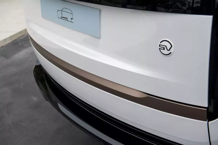 Đầu tiên Range Rover SV LWB P400 sử dụng động cơ xăng tăng áp MHEV Ingenium, dung tích 3,0 lít, công suất cực đại 400 ps, mô-men xoắn cực đại 550 Nm, dẫn động bốn bánh AWD, thời gian tăng tốc 0-100 km/h là 5,8 giây.