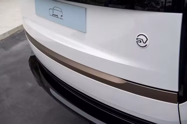 Đầu tiên Range Rover SV LWB P400 sử dụng động cơ xăng tăng áp MHEV Ingenium, dung tích 3,0 lít, công suất cực đại 400 ps, mô-men xoắn cực đại 550 Nm, dẫn động bốn bánh AWD, thời gian tăng tốc 0-100 km/h là 5,8 giây.