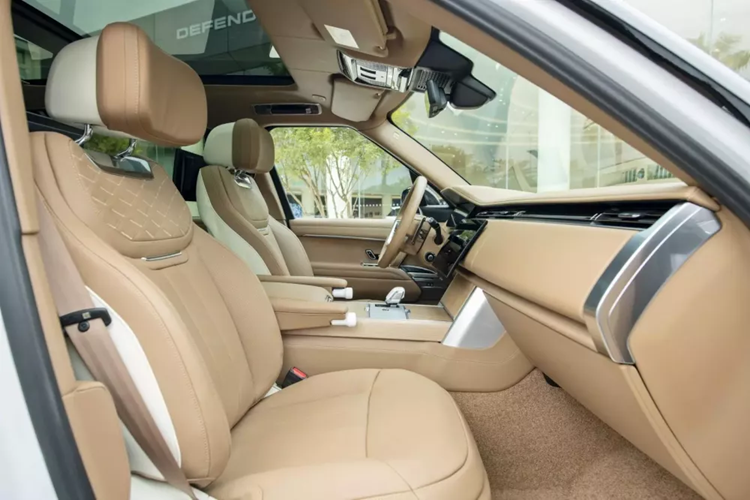 Cấu hình tùy chọn bốn ghế SV Signature Suite mang lại sự tiện nghi và thoải mái, bao gồm một bàn làm việc cao có thể điều khiển tự động. Các nút điều khiển và tấm ốp bằng gốm rất dễ chịu khi tiếp xúc, lần đầu tiên được trang bị trên một mẫu xe của Land Rover, kết hợp cùng với các họa tiết khảm và da near- aniline.