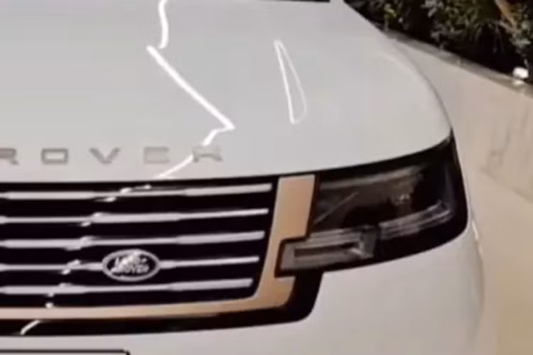 Đây là 1 trong số ít phiên bản xe Range Rover SV thế hệ mới đang có mặt tại Việt Nam, mẫu xe này có 2 biến thể là tiêu chuẩn và siêu cao cấp với giá đắt nhất lên đến hơn 25 tỷ đồng.