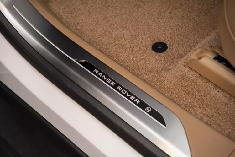 Việc chiếc xe Range Rover SV 2023 siêu sang này đăng ký biển 30K-688.88 càng khẳng định độ chịu chơi của chủ nhân, và khiến nó nổi bật lên hẳn so với xe Range Rover SV còn lại mang màu đen.