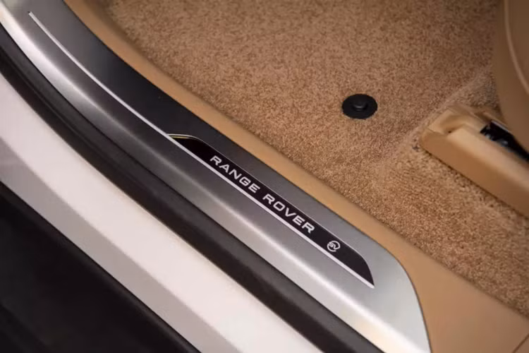 Việc chiếc xe Range Rover SV 2023 siêu sang này đăng ký biển 30K-688.88 càng khẳng định độ chịu chơi của chủ nhân, và khiến nó nổi bật lên hẳn so với xe Range Rover SV còn lại mang màu đen.