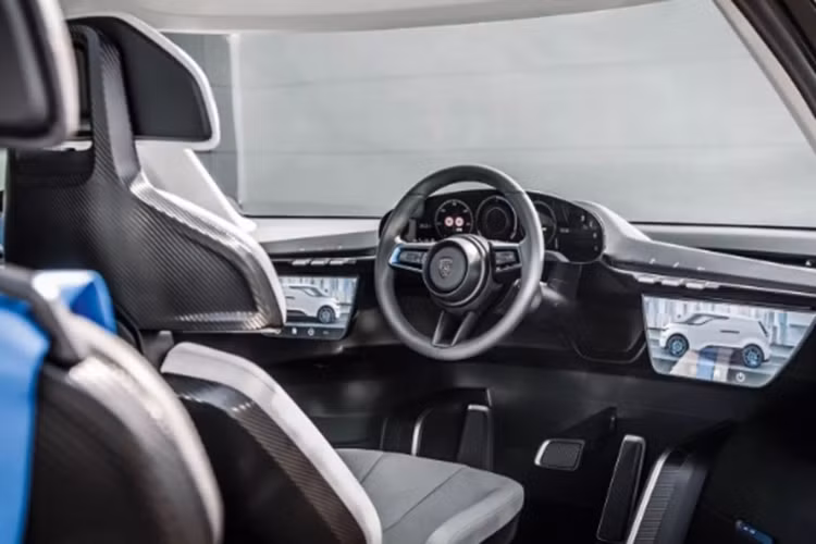 Nếu thực sự phát triển xe van cỡ nhỏ dựa theo mẫu concept Vision Renndienst, Porsche sẽ khó có thể giữ nguyên thiết kế của khoang cabin. Bởi mẫu xe Porsche Vision Renndienst ý tưởng có vô lăng được đặt ở chính giữa.