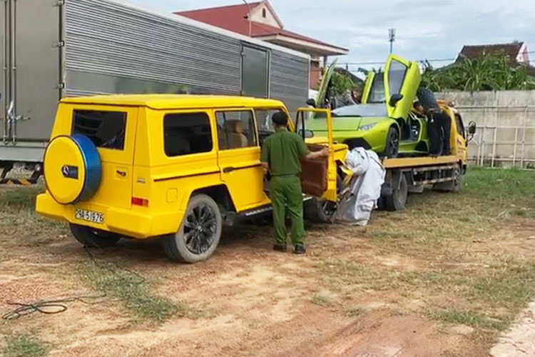 Ngoài siêu xe Lamborghini Murcielago LP640 bị bỏ xó, còn có một chiếc Mercedes-Benz G-Class màu vàng khác bị nghi ngờ nhập lậu. Cả hai chiếc xe đều không có giấy tờ chứng minh nguồn gốc hợp pháp cũng như không có dữ liệu đăng kiểm.