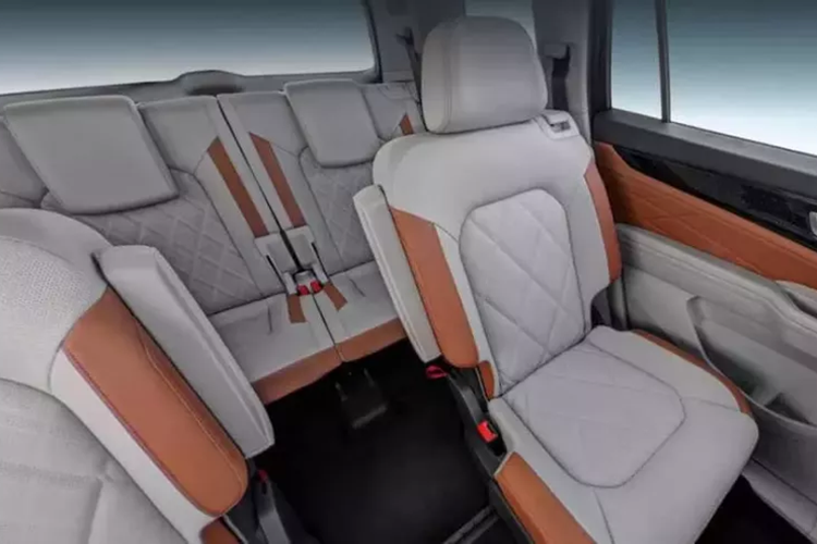 Nội thất của Volkswagen Teramont 2024 sắp ra mắt tại Việt Nam sẽ có màn hình 12 inch dạng nổi, thay vì chìm như các xe đang bán ở trong nước, bảng đồng hồ có kích thước 10,25 inch, xe có cần số điện tử mới, đẹp mắt, bản "chủ tịch" có 2 ghế thương gia, đệm bắp chân, chỉnh điện, ghế bọc da khâu họa tiết kim cương.