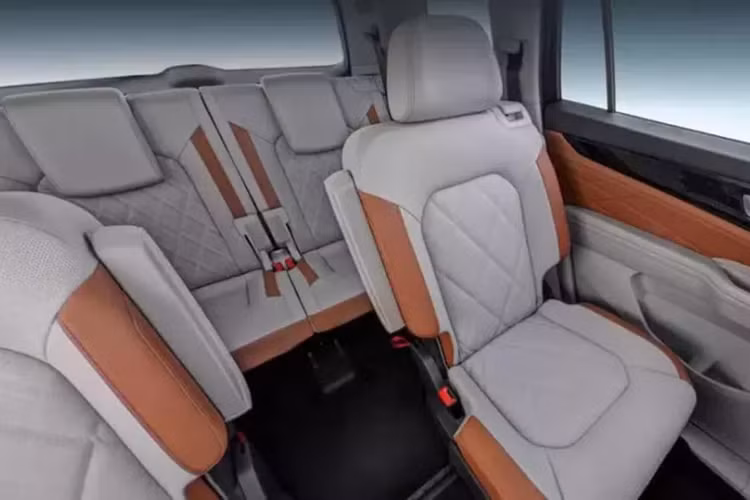 Nội thất của Volkswagen Teramont 2024 sắp ra mắt tại Việt Nam sẽ có màn hình 12 inch dạng nổi, thay vì chìm như các xe đang bán ở trong nước, bảng đồng hồ có kích thước 10,25 inch, xe có cần số điện tử mới, đẹp mắt, bản "chủ tịch" có 2 ghế thương gia, đệm bắp chân, chỉnh điện, ghế bọc da khâu họa tiết kim cương.