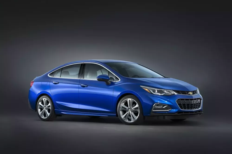 Chevrolet Cruze (đời 2016-2019) Khoảng giá: 7.300 - 9.700 USD Trong top 10 mẫu ôtô cũ tốt nhất 2024, Chevrolet Cruze có ưu điểm lái thoải mái, nội thất khá rộng rãi, động cơ mạnh mẽ, tiết kiệm nhiên liệu.