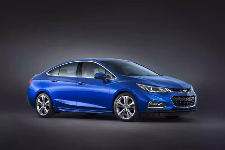 Chevrolet Cruze (đời 2016-2019) Khoảng giá: 7.300 - 9.700 USD Trong top 10 mẫu ôtô cũ tốt nhất 2024, Chevrolet Cruze có ưu điểm lái thoải mái, nội thất khá rộng rãi, động cơ mạnh mẽ, tiết kiệm nhiên liệu.