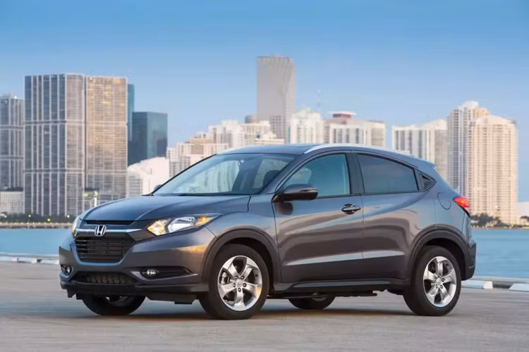 Honda HR-V (đời 2016-2022) Khoảng giá: 13.375 - 16.725 USD Ưu điểm: Thực dụng, nội thất rộng rãi, ghế sau có thể gập/lật, phản hồi vô lăng nhạy và là mẫu ôtô tiết kiệm nhiên liệu.