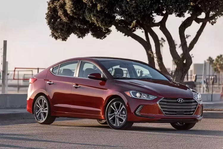 Hyundai Elantra (đời 2017-2020) Khoảng giá: 10.750 - 15.175 Ưu điểm: Các nút điều khiển thân thiện với người dùng, hàng ghế sau rộng rãi, động cơ tiết kiệm nhiên liệu nhất phân khúc ôtô giá mềm.