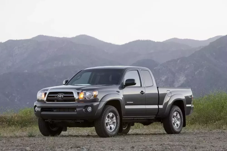 Toyota Tacoma (đời 2005-2015) Khoảng giá: 14.825 - 21.875 USD Ưu điểm: Đáng tin cậy, khả năng chạy off-road/sức kéo tốt, động cơ V6 mạnh mẽ.