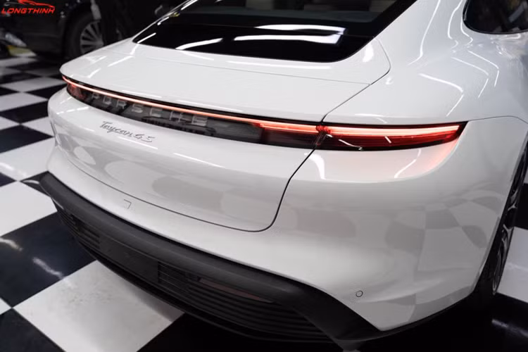 Trên phiên bản Taycan 4S, xe được trang bị 2 mô-tơ điện và sản sinh ra công suất 429 mã lực/640 Nm mô-men xoắn. Kèm theo đó là gói pin dung lượng 79,2 kWh và quãng đường di chuyển tối đa lên tới 460 km trong một lần sạc đầy.