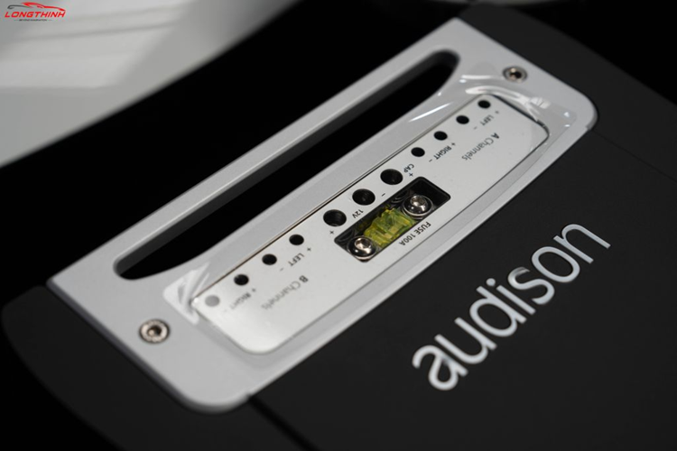 Chưa hết, dải đèn hậu LED kéo dài xuyên suốt đuôi xe cùng logo Porsche bên dưới cũng là một điểm nhấn khó bỏ qua trên Taycan. Nội thất của Taycan được Porsche thiết kế với tư duy tập trung vào người lái.