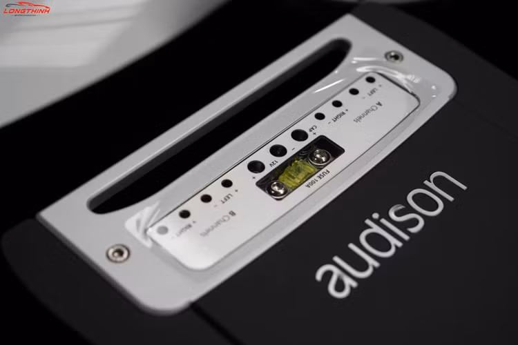 Chưa hết, dải đèn hậu LED kéo dài xuyên suốt đuôi xe cùng logo Porsche bên dưới cũng là một điểm nhấn khó bỏ qua trên Taycan. Nội thất của Taycan được Porsche thiết kế với tư duy tập trung vào người lái.