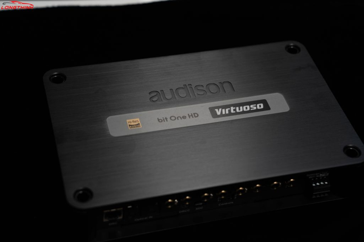 Ở phần ngoại hình, xe sở hữu những đường nét thiết kế, ADN mang đặc trưng của Porsche như phần đầu xe rộng và phẳng, những đường viền cao cùng nóc xe vuốt nhẹ tạo nên một dáng vẻ thể thao, mềm mại.