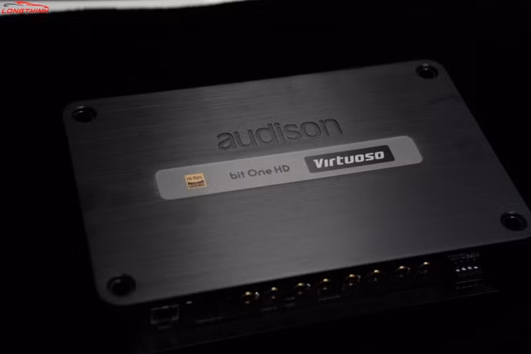 Ở phần ngoại hình, xe sở hữu những đường nét thiết kế, ADN mang đặc trưng của Porsche như phần đầu xe rộng và phẳng, những đường viền cao cùng nóc xe vuốt nhẹ tạo nên một dáng vẻ thể thao, mềm mại.