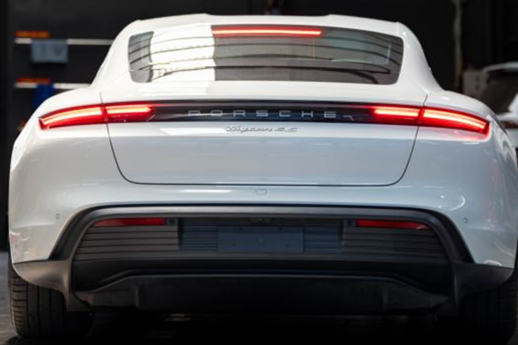 Khi kích hoạt chế độ Overboost và Launch Control, xe điện Porsche Taycan 4S có thể tăng tốc từ 0 - 100 km/h chỉ trong 4 giây và tốc độ tối đa đạt 250 km/h.