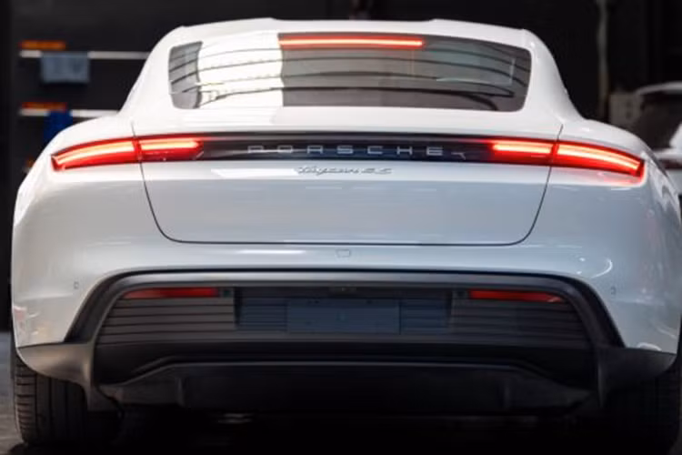 Khi kích hoạt chế độ Overboost và Launch Control, xe điện Porsche Taycan 4S có thể tăng tốc từ 0 - 100 km/h chỉ trong 4 giây và tốc độ tối đa đạt 250 km/h.