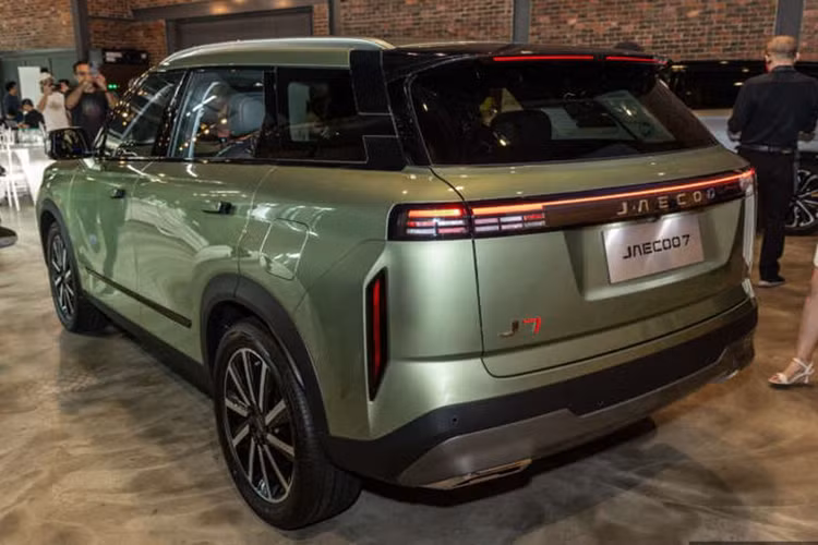 Thêm vào đó là cảnh báo va chạm phía sau, cảnh báo phương tiện cắt ngang phía sau, phanh phương tiện cắt ngang phía sau, giám sát điểm mù, hỗ trợ chuyển làn, đèn pha tự động và kiểm soát hành trình thích ứng với hỗ trợ kẹt xe.