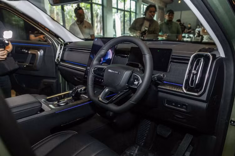 Về trang bị, Jaecoo 7 dùng mâm xe hợp kim 19 inch “lấy cảm hứng từ Aurora”, hệ thống đèn chiếu sáng full LED. Bên trong cabin mẫu SUV này có hệ thống ghế ngồi được bọc da, đèn viền nội thất 64 màu, sạc không dây,…