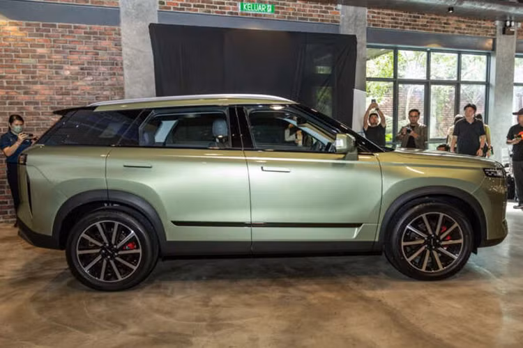 Theo công bố của nhà sản xuất, Jaecoo 7 có khoảng sáng gầm 200 mm, khả năng lội nước 600 mm, góc tiếp cận 21 độ và góc thoát 29 độ. Đối với những người quan tâm đến tính thực dụng thì Jaecoo 7 có sức kéo tối đa 1.300 kg, tải trọng mui xe là 75 kg và dung tích khoang hành lý là 412 lít.