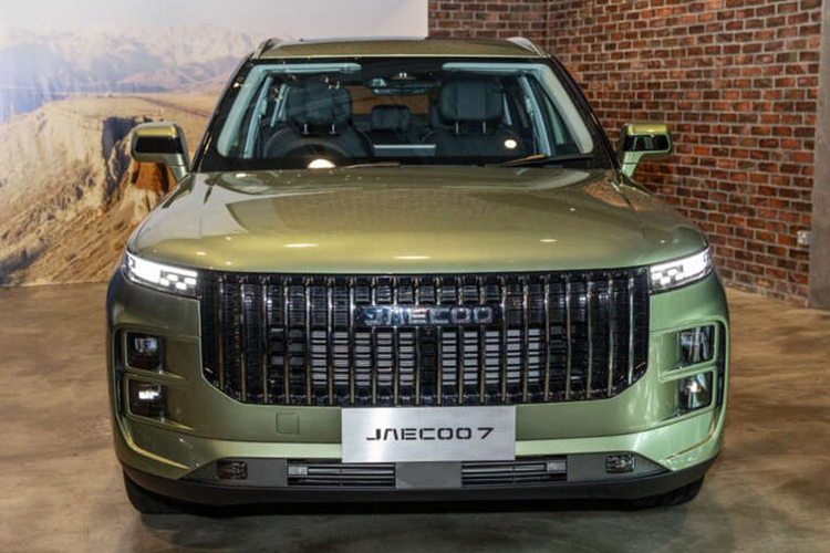 Mẫu xe SUV Jaecoo 7 được hãng định vị là một mẫu địa hình cao cấp. Xe có kích thước chiều dài 4.500 mm, rộng 1.865 mm, cao 1.680 mm và có chiều dài cơ sở 2.672 mm. Số đo này của Jaecoo 7 ngang với Toyota Corolla Cross, nhưng nhỏ hơn Mazda CX-5.