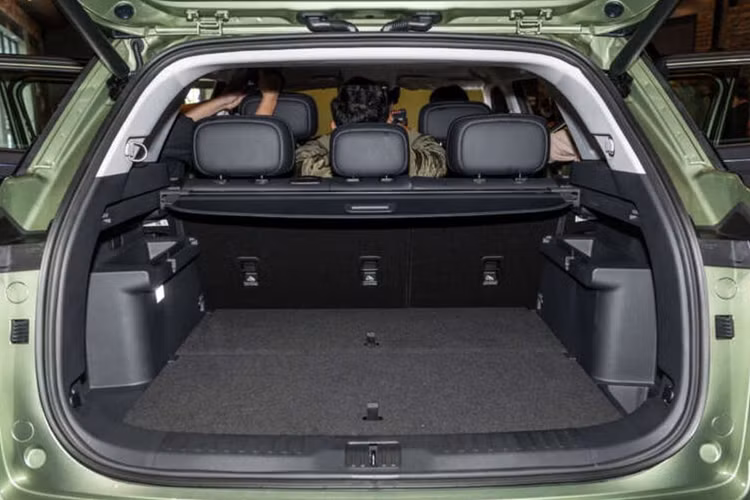 Về an toàn, Jaecoo 7 có hệ thống hỗ trợ lái xe tiên tiến ADAS với 21 tính năng, gồm: phanh khẩn cấp tự động (AEB), cảnh báo va chạm phía trước, cảnh báo chệch làn đường, ngăn chệch làn đường, giữ làn đường khẩn cấp, hệ thống né tránh thông minh, hỗ trợ tốc độ vào cua, thông báo khởi hành xe dẫn đầu, giám sát xung quanh, cảnh báo mở cửa và hỗ trợ đỗ xe.