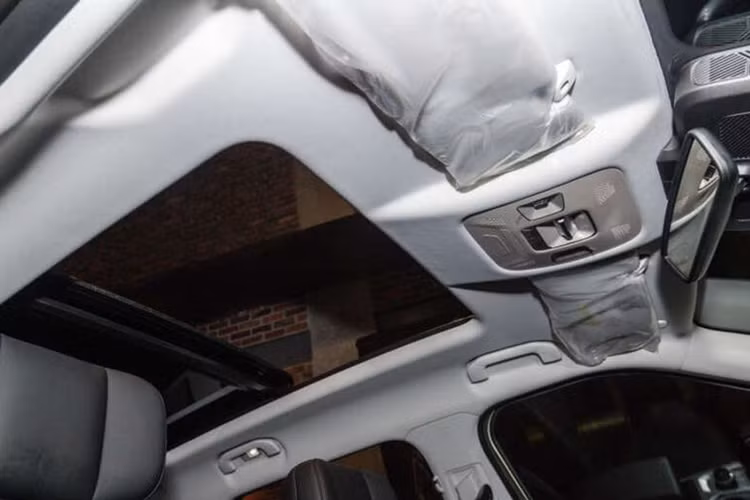 Các tiện ích nổi bật khác có thể kể đến trên Jaecoo 7, gồm : màn hình hiển thị head-up; cụm đồng hồ kỹ thuật số 10,25 inch; màn hình thông tin giải trí cảm ứng 14,8 inch; ghế trước chỉnh điện; điều hòa khí hậu hai vùng (có cửa gió phía sau); cửa sau chỉnh điện và cửa sổ trời toàn cảnh.