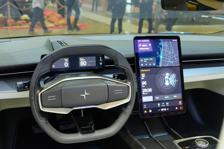 Không gian bên trong được thiết kế đơn giản và theo hướng hiện đại. Màn hình sau vô lăng được làm nhỏ gọn, hiển thị các thông tin liên quan đến tốc độ cũng như hệ thống pin. Màn hình giải trí trung tâm đặt dọc có kích thước 15 inch.