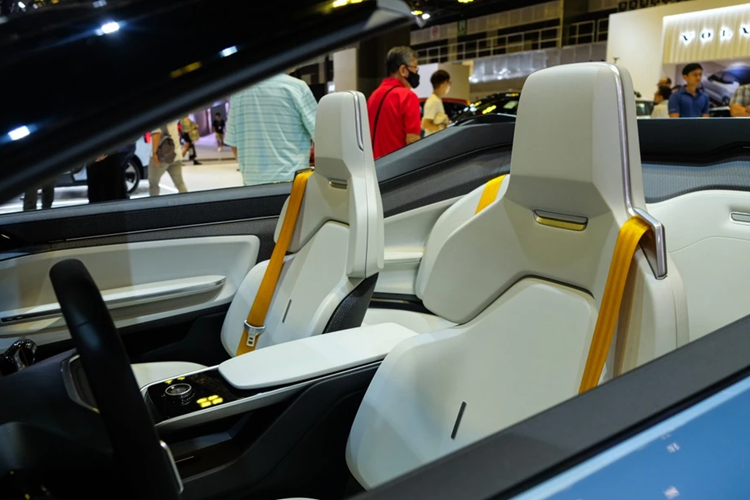 Polestar cho biết các chi tiết nội thất dùng loại vật liệu đơn - vật liệu này thân thiện với môi trường hơn nhờ giảm thiểu các quy trình cũng như năng lượng khi được mang đi tái chế.