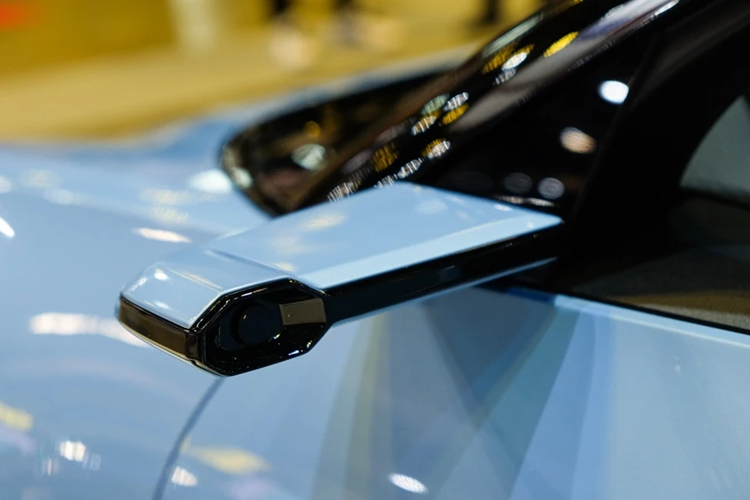 Phiên bản concept này có gương chiếu hậu 2 bên dạng điện tử. Trang bị này chắc chắn sẽ phải đổi thành dạng gương truyền thống trên phiên bản thương mại để phù hợp với các quy định an toàn ở nhiều quốc gia.