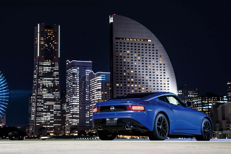 Được biết, đội ngũ phát triển của hãng xe Nissan đã cẩn thận tháo rời nội thất, đo đạc chi tiết và sau đó tháo động cơ tăng áp kép cũng như hệ thống treo. Sau đó, một cục pin được lắp cẩn thận vào xe trước khi được ghép nối với hai động cơ điện.