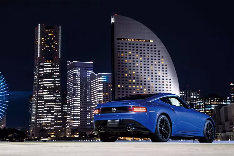 Được biết, đội ngũ phát triển của hãng xe Nissan đã cẩn thận tháo rời nội thất, đo đạc chi tiết và sau đó tháo động cơ tăng áp kép cũng như hệ thống treo. Sau đó, một cục pin được lắp cẩn thận vào xe trước khi được ghép nối với hai động cơ điện.