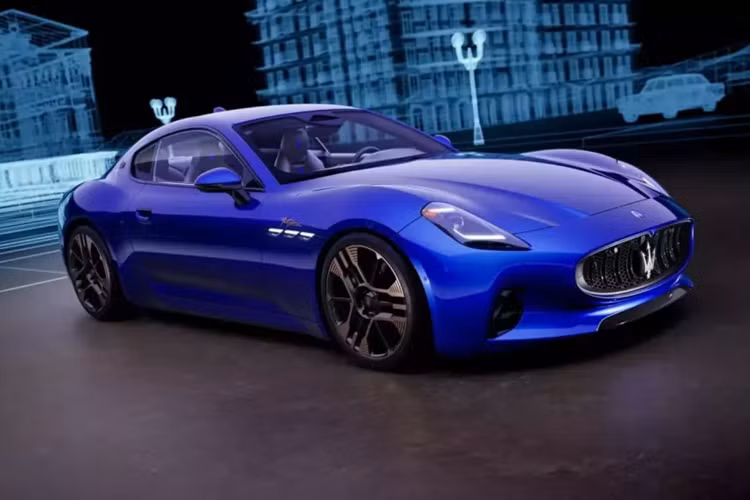 Maserati GranTurismo 110 Anniversario bản giới hạn có hai phiên bản – Rame Folgore và Blu Inchiostro – mỗi phiên bản được sản xuất với số lượng 55 chiếc. Cả hai đều được trang bị bánh xe hợp kim với lớp hoàn thiện bằng đồng, kết hợp với các điểm nhấn phù hợp và biểu tượng kỷ niệm 110 năm đặc biệt trên trụ D.