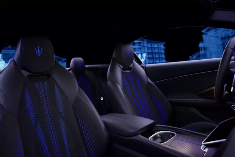 Tiếp đến là tùy chọn Blu Inchiostro nổi bật, với màu xanh dương sẽ tạo nên sự tương phản mạnh hơn cùng với bánh xe bằng đồng. Bên trong, xe có bọc ghế Econyl màu đen với đường khâu màu xanh và các chi tiết chèn bằng đồng trên bảng điều khiển trung tâm và tấm ốp cửa.