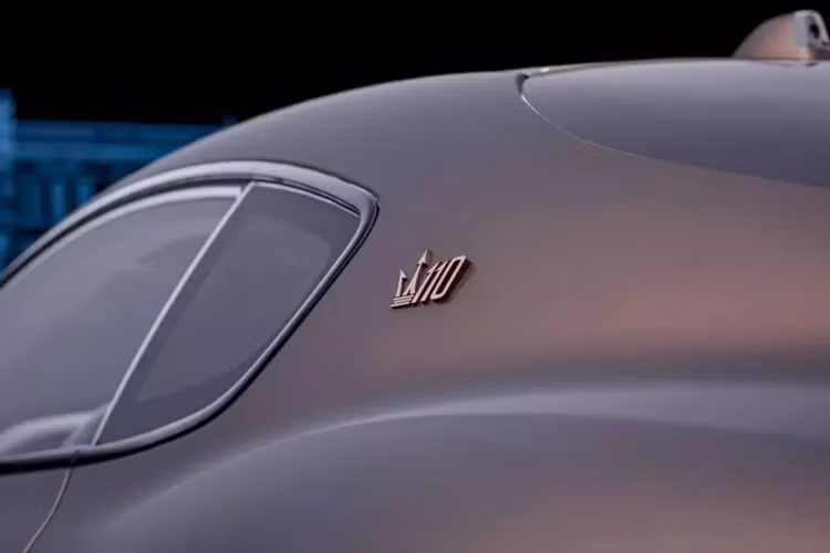 Giống như các phiên bản đặc biệt khác có nguồn gốc từ Fuoriserie, không có thay đổi nào bên dưới lớp vỏ. Maserati GranTurismo 110 Anniversario được trang bị ba động cơ điện cho tổng công suất 818 mã lực và mô-men xoắn 1.350 Nm.