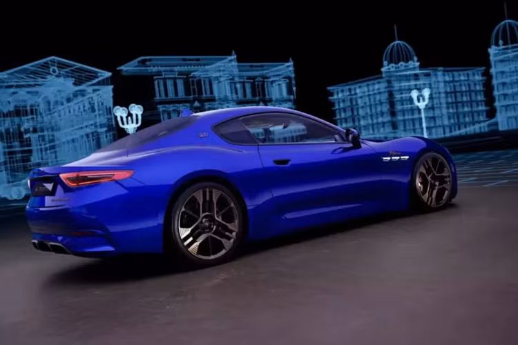 Điều này khiến nó trở thành phiên bản mạnh nhất của GranTurismo, cao hơn bản tiêu chuẩn Modena và bản Trofeo chạy bằng động cơ xăng V6. Chiếc xe điện này được trang bị bộ pin 92,5 kWh, cho phép xe có thể di chuyển được quãng đường 242 dặm (390 km) giữa các lần sạc theo ước tính của EPA.