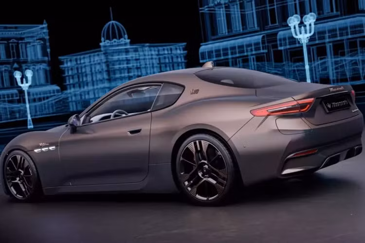 Các mẫu xe Maserati GranTurismo kỷ niệm 110 năm sẽ lần đầu tiên ra mắt công chúng vào ngày 30 tháng 11 tại trụ sở Viale Ciro Menotti ở Modena, mở đầu cho Trident Experience. Sự kiện kéo dài 2 ngày này được thiết kế để kỷ niệm 110 năm thành lập Maserati, với sự tham gia của các vị khách đặc biệt và những khách hàng “đam mê”.