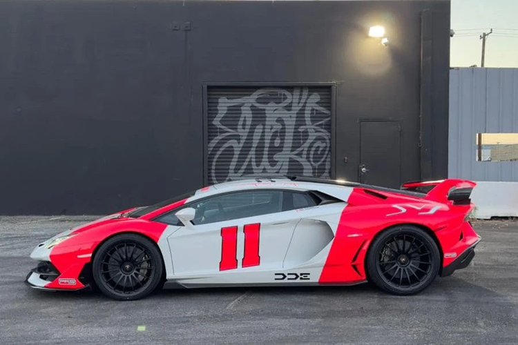 Dù sự thay đổi "nhân sự" này đã khiến giới mê xe tại Việt Nam, cũng như các nước Đông Nam Á tiếc nuối, vì không thể chiêm ngưỡng được 1 trong 125 chiếc xe Koenigsegg Jesko sản xuất trên toàn cầu, nhưng dù sao, đại diện của hành trình cũng đã nhanh chóng bổ sung 1 chiếc siêu xe Lamborghini Aventador SVJ để tham dự.