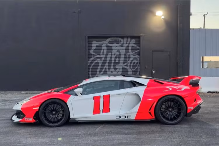 Dù sự thay đổi "nhân sự" này đã khiến giới mê xe tại Việt Nam, cũng như các nước Đông Nam Á tiếc nuối, vì không thể chiêm ngưỡng được 1 trong 125 chiếc xe Koenigsegg Jesko sản xuất trên toàn cầu, nhưng dù sao, đại diện của hành trình cũng đã nhanh chóng bổ sung 1 chiếc siêu xe Lamborghini Aventador SVJ để tham dự.