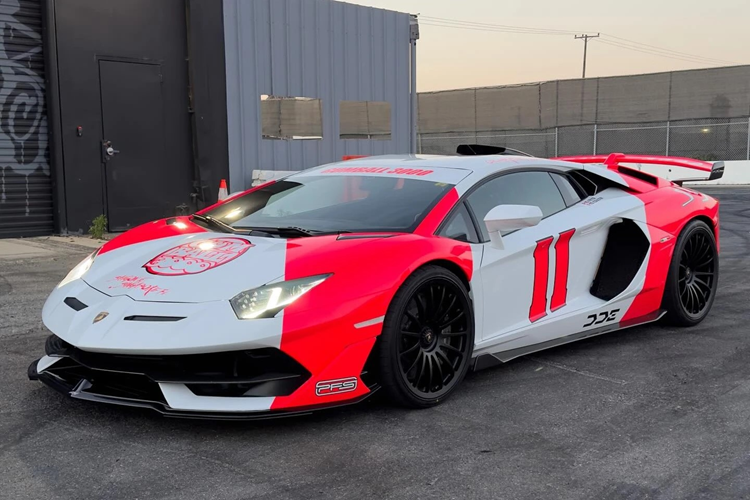 Siêu xe Lamborghini Aventador SVJ được trang bị khối động cơ V12,hút khí tự nhiên,dung tích 6.5 lít,tạo ra công suất tối đa 770 mã lực và mô-men xoắn cực đại là 720 Nm. Lamborghini Aventador SVJ có khả năng tăng tốc từ vị trí xuất phát lên 100 km/h chỉ trong thời gian 2,8 giây. Vận tốc tối đa của siêu xe này là 350 km/h.