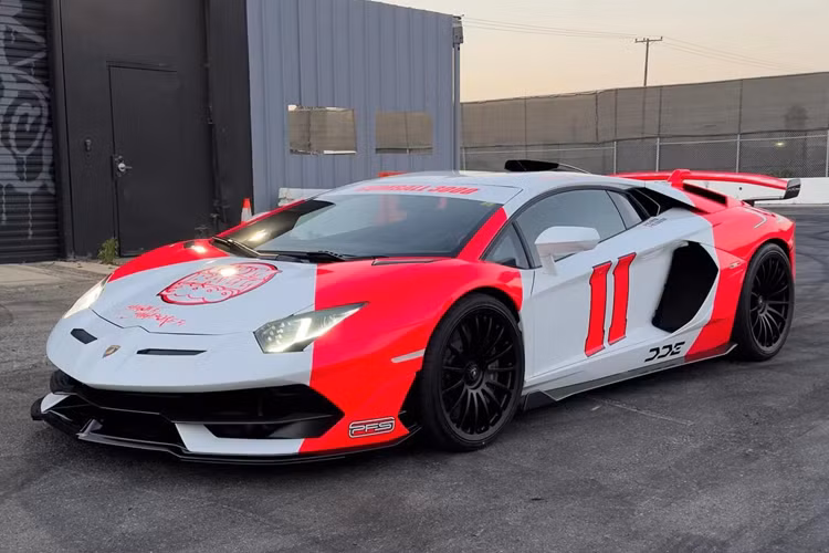 Siêu xe Lamborghini Aventador SVJ được trang bị khối động cơ V12,hút khí tự nhiên,dung tích 6.5 lít,tạo ra công suất tối đa 770 mã lực và mô-men xoắn cực đại là 720 Nm. Lamborghini Aventador SVJ có khả năng tăng tốc từ vị trí xuất phát lên 100 km/h chỉ trong thời gian 2,8 giây. Vận tốc tối đa của siêu xe này là 350 km/h.